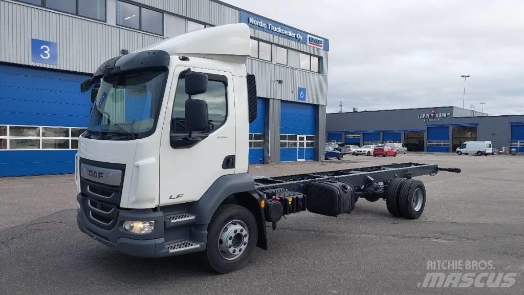 DAF LF 260 16 tn شاحنات بمقصورة وهيكل