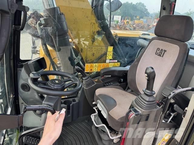 CAT M 320 F حفارات بعجل