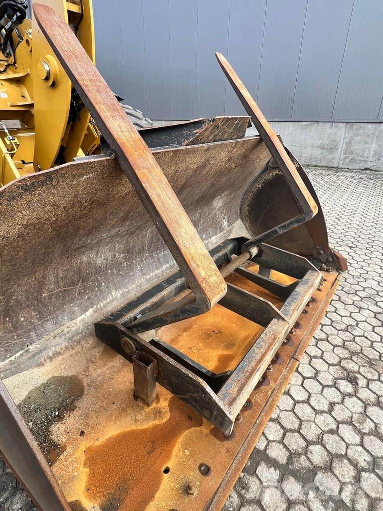 CAT 926M لوادر بعجل