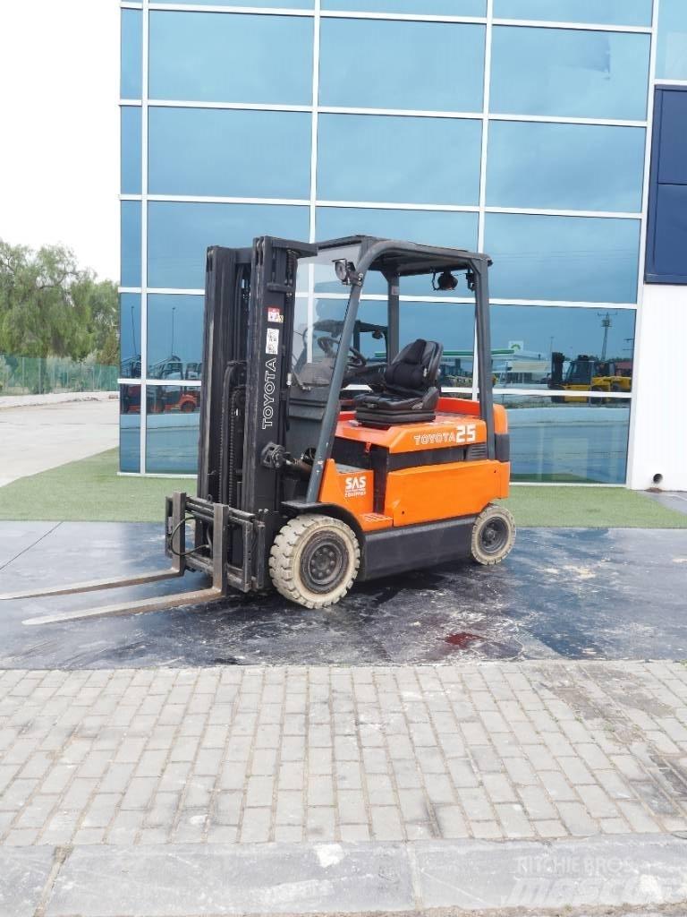Toyota 7 FBMF 25 شاحنات ذات رافعات شوكية تعمل بالكهرباء