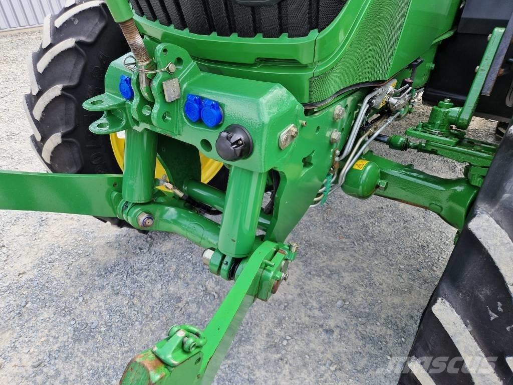 John Deere 6115 R الجرارات