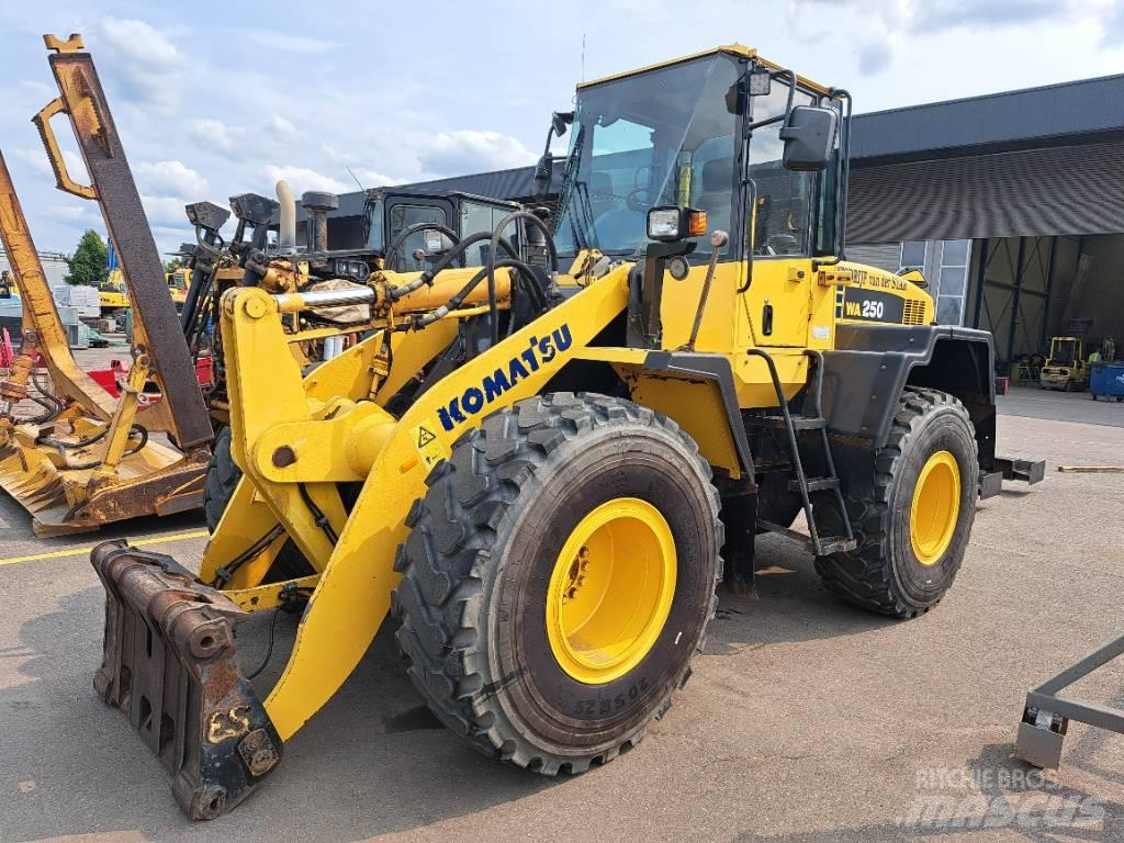 Komatsu WA 250-5H لوادر بعجل