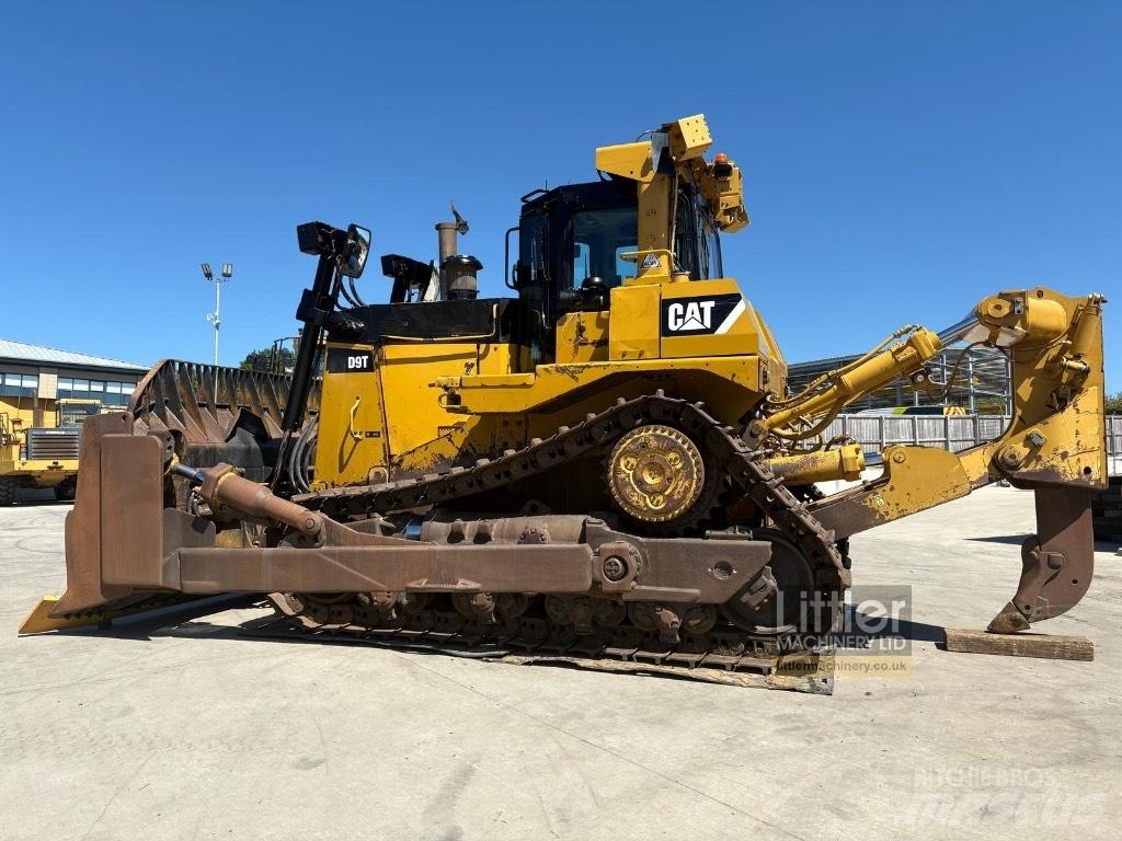 CAT D 9 T بلدوزرات مجنزرة