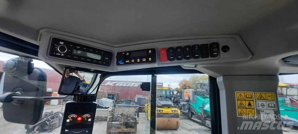 CAT 906 لوادر بعجل
