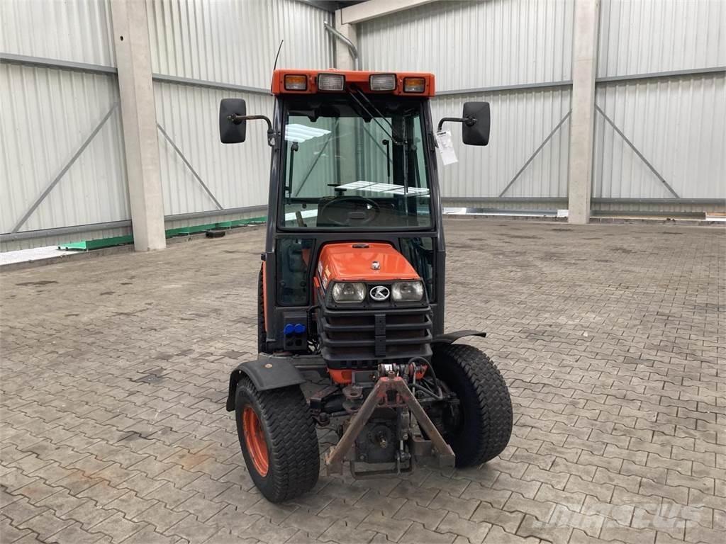 Kubota B2110 جرارات مدمجة