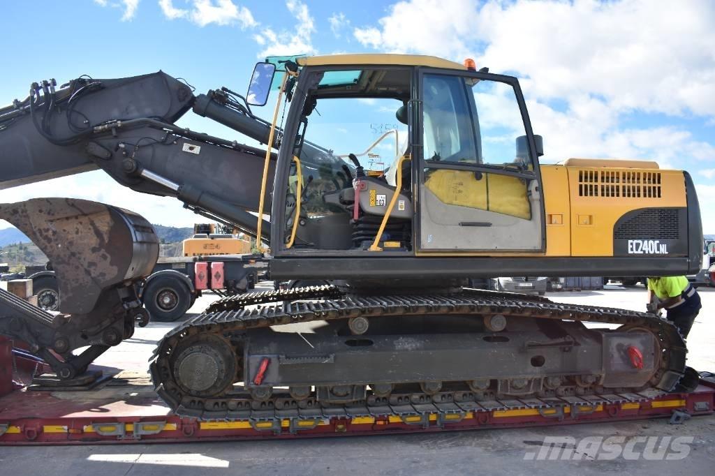 Volvo EC 240 C N L حفارات زحافة