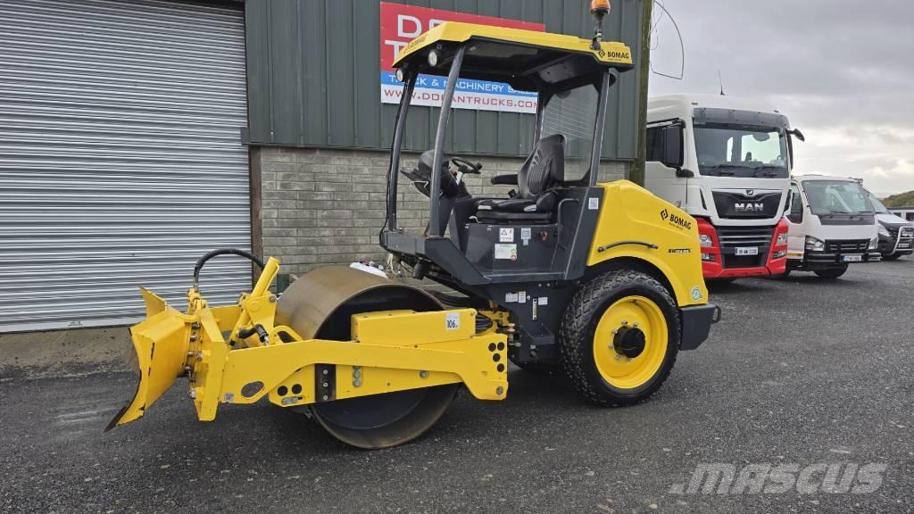 Bomag BW 124 DH مداحل أحادية الأسطوانة