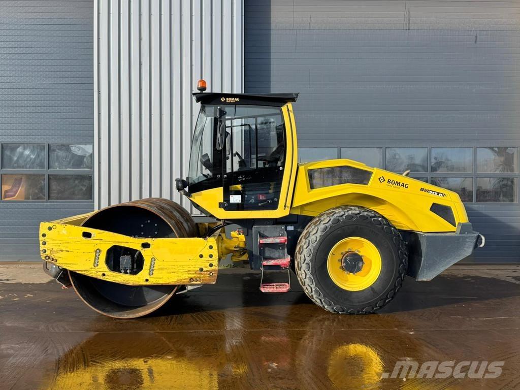 Bomag BW213D-5 مداحل أحادية الأسطوانة