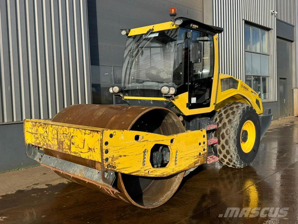 Bomag BW213D-5 مداحل أحادية الأسطوانة