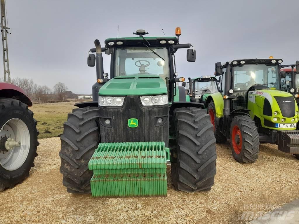 John Deere 8310 R الجرارات