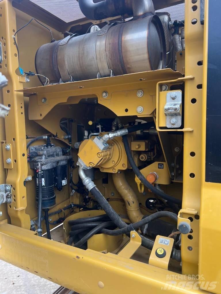 CAT 320 حفارات زحافة