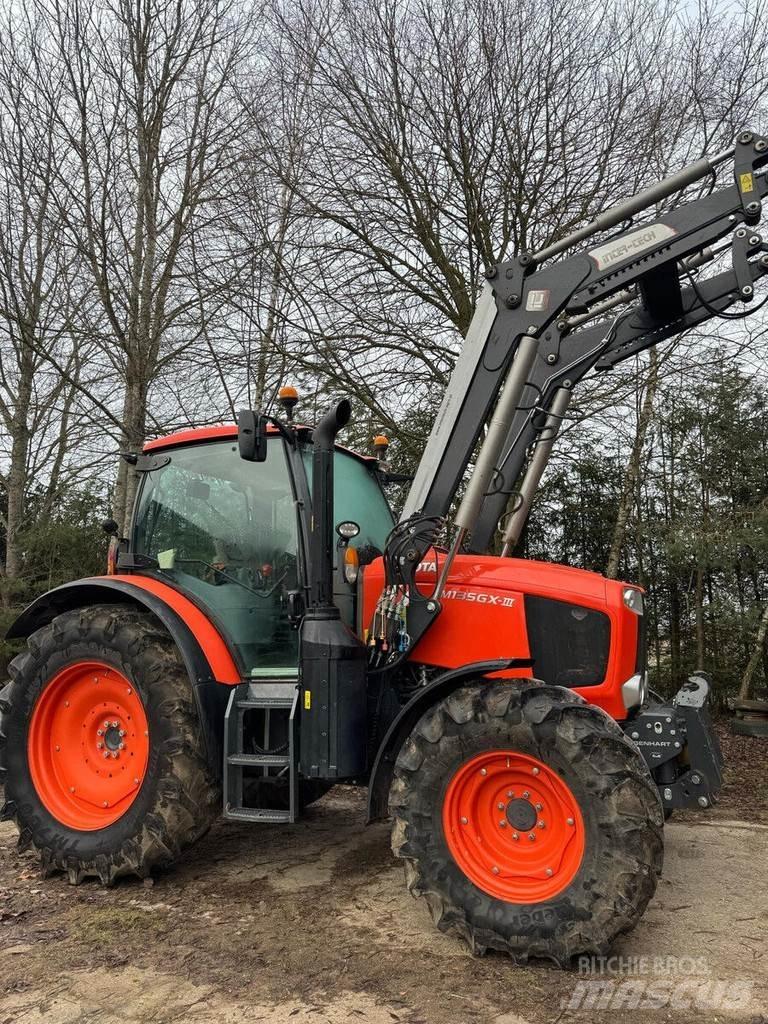 Kubota M135GX الجرارات