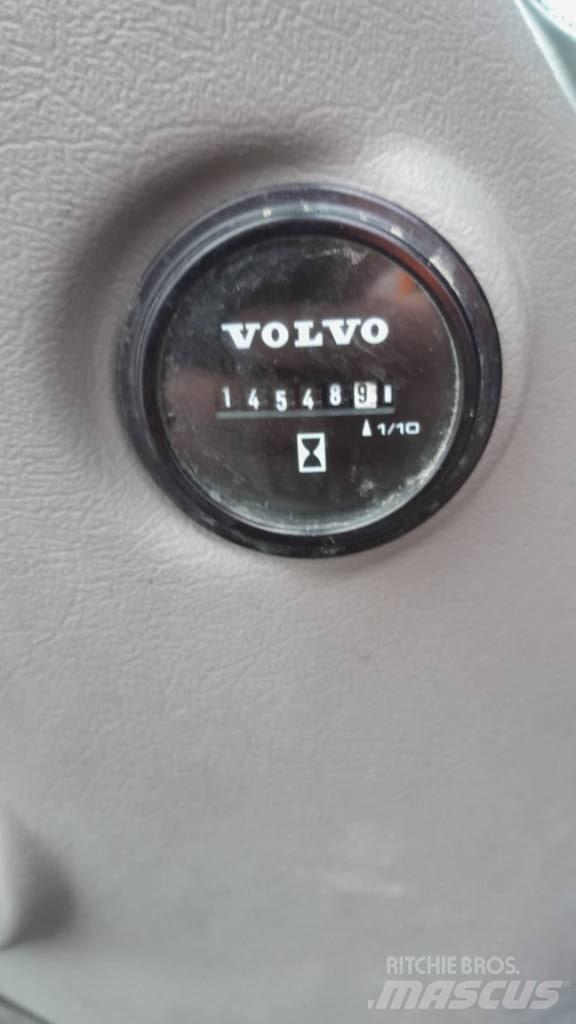 Volvo EC 300 D L حفارات زحافة