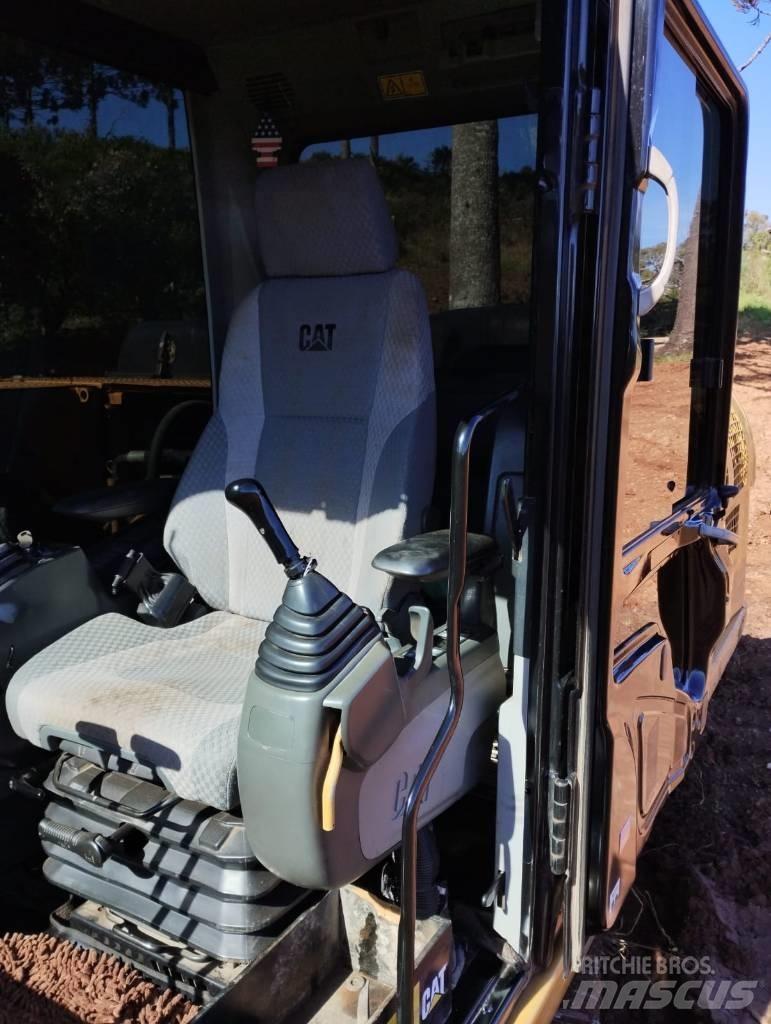 CAT 320D2 حفارات زحافة