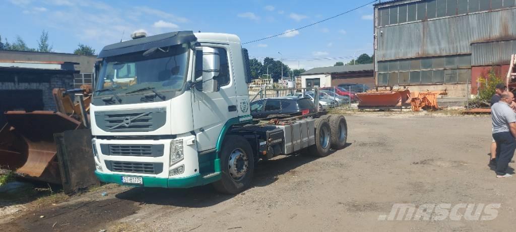 Volvo FM 330 شاحنات بمقصورة وهيكل