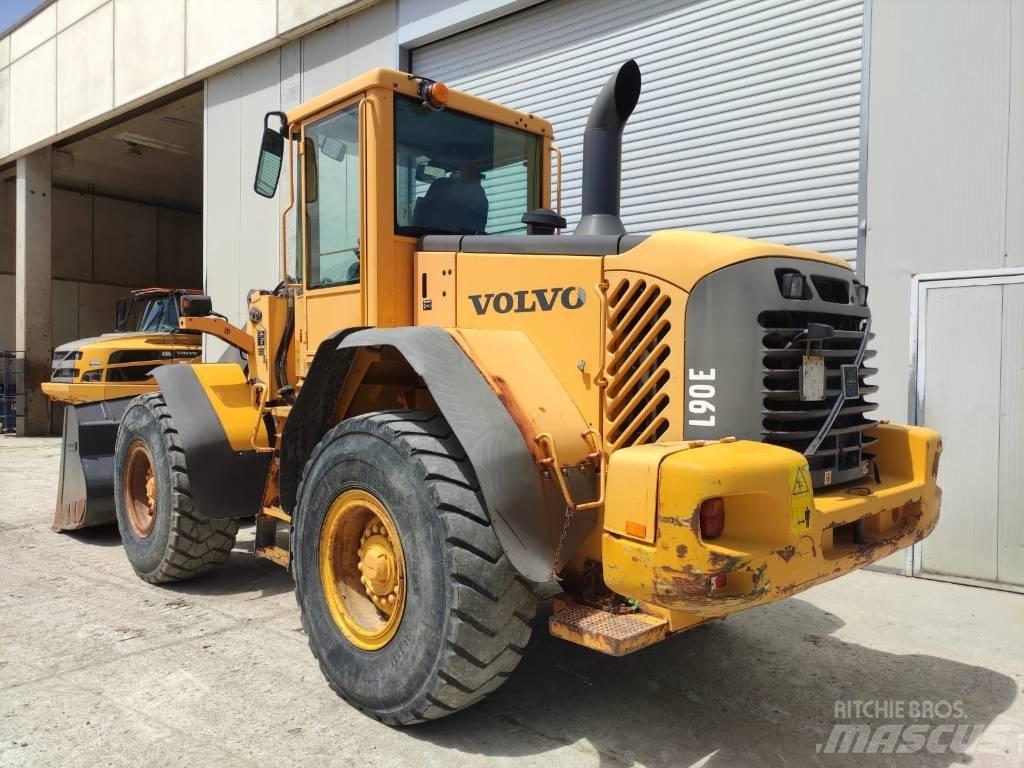 Volvo L 90 E لوادر بعجل