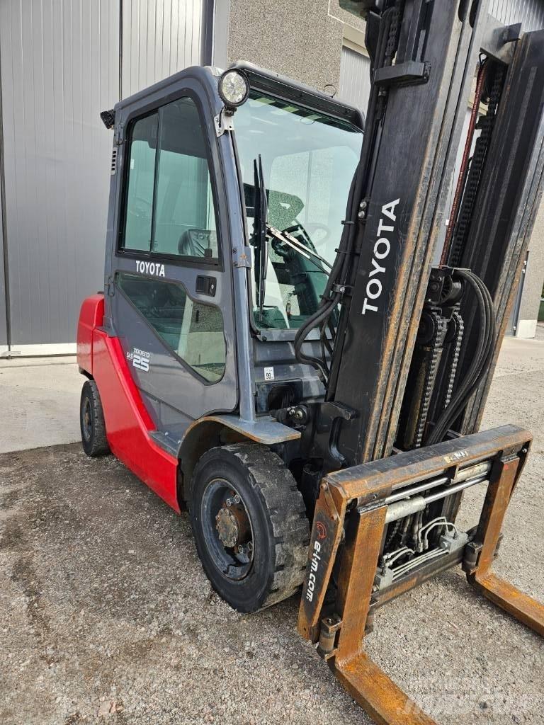 Toyota 02-8 FDF 25 شاحنات الديزل