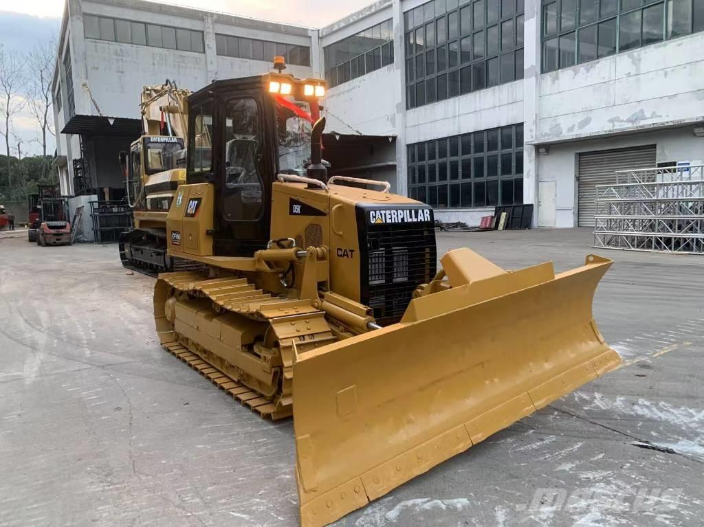 CAT D 5 K بلدوزرات مجنزرة