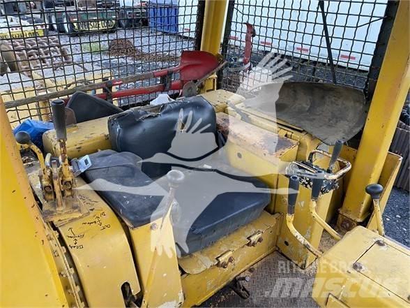 Komatsu D65E-6 بلدوزرات مجنزرة