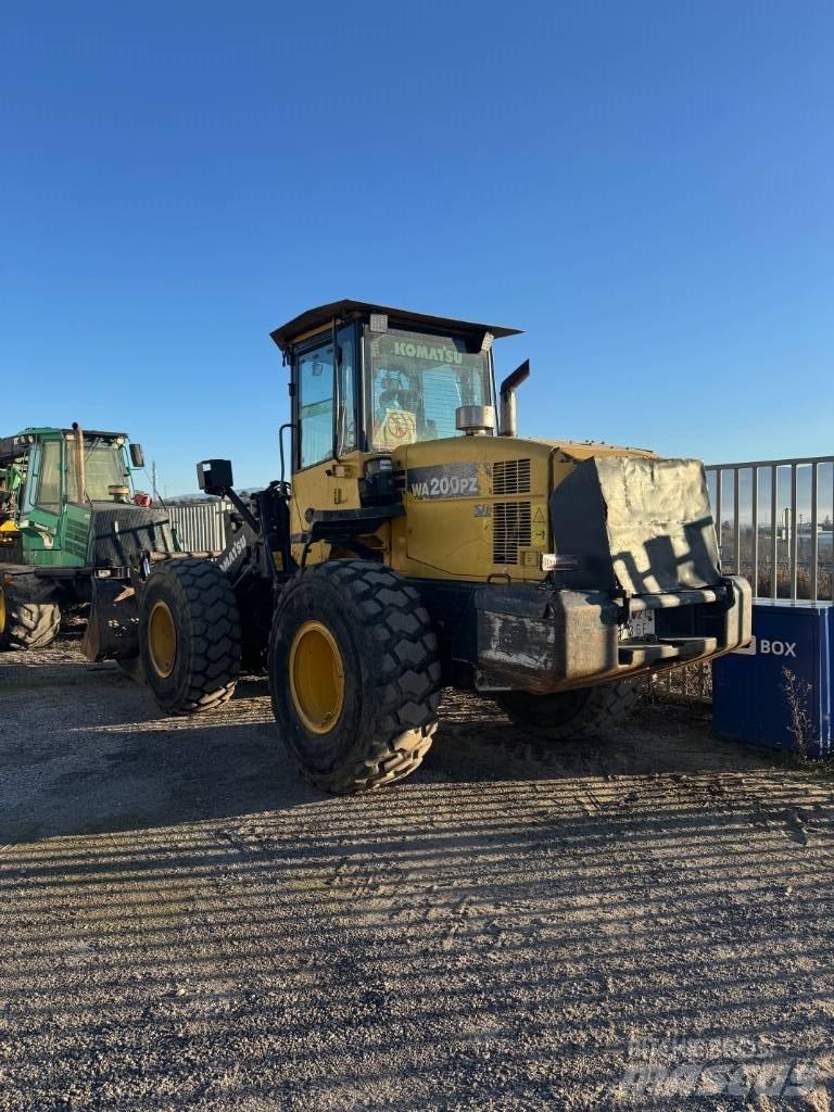 Komatsu WA 200 PZ-6 لوادر بعجل
