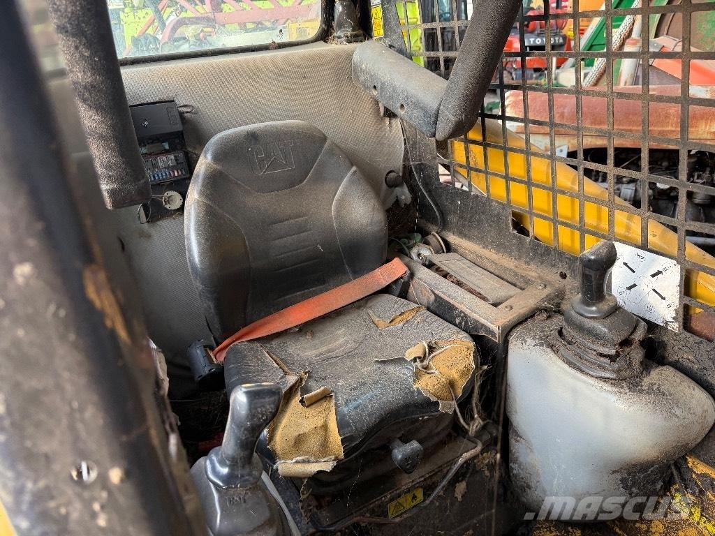 CAT 216 B 3 لوادر انزلاقية التوجيه
