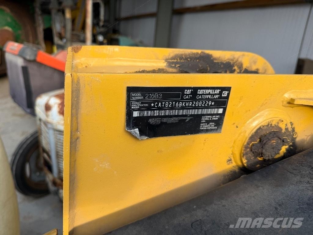 CAT 216 B 3 لوادر انزلاقية التوجيه