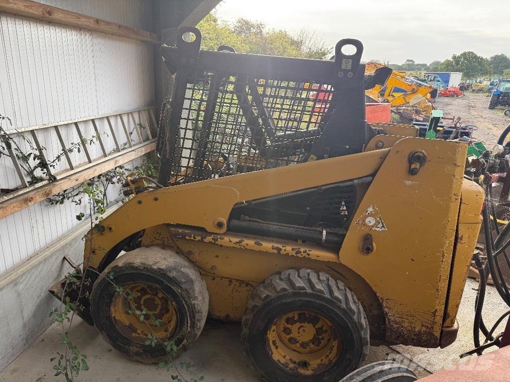 CAT 216 B 3 لوادر انزلاقية التوجيه
