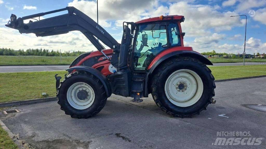 Valtra T 214 الجرارات