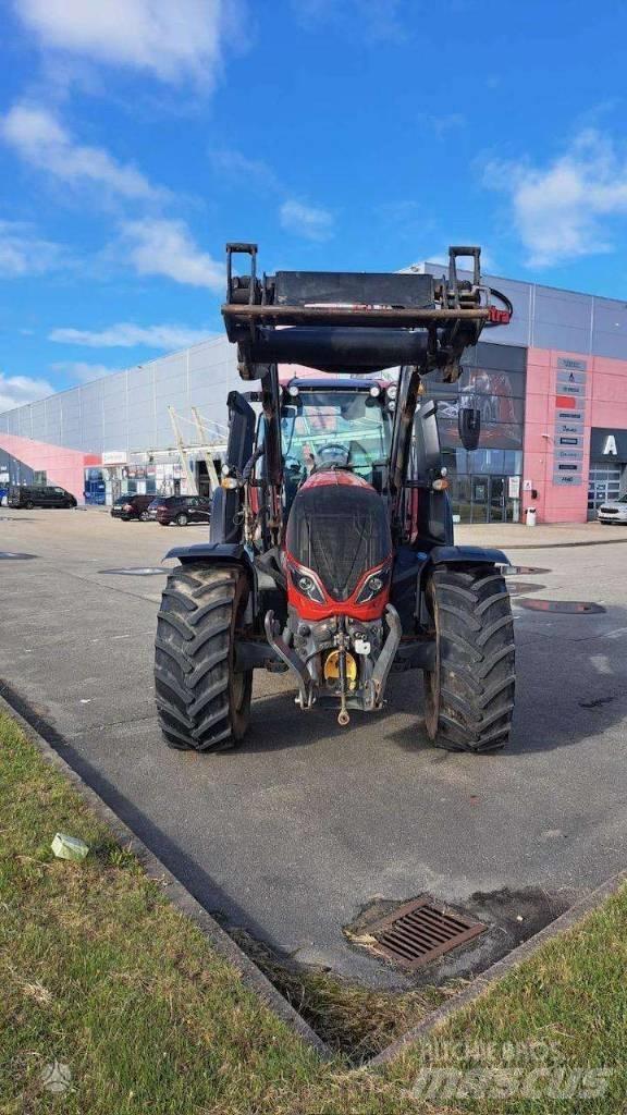 Valtra T 214 الجرارات