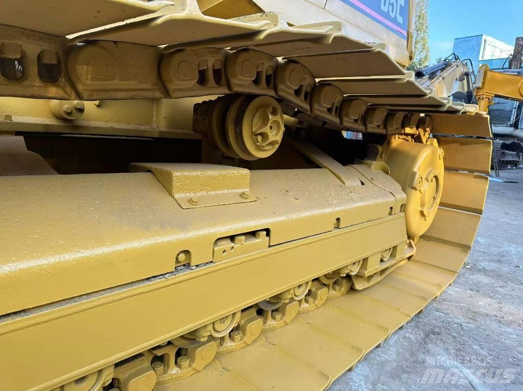 CAT D 5 C بلدوزرات مجنزرة