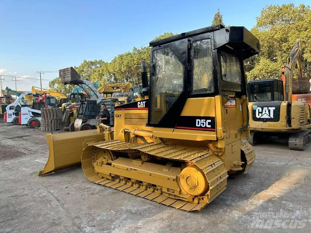 CAT D 5 C بلدوزرات مجنزرة