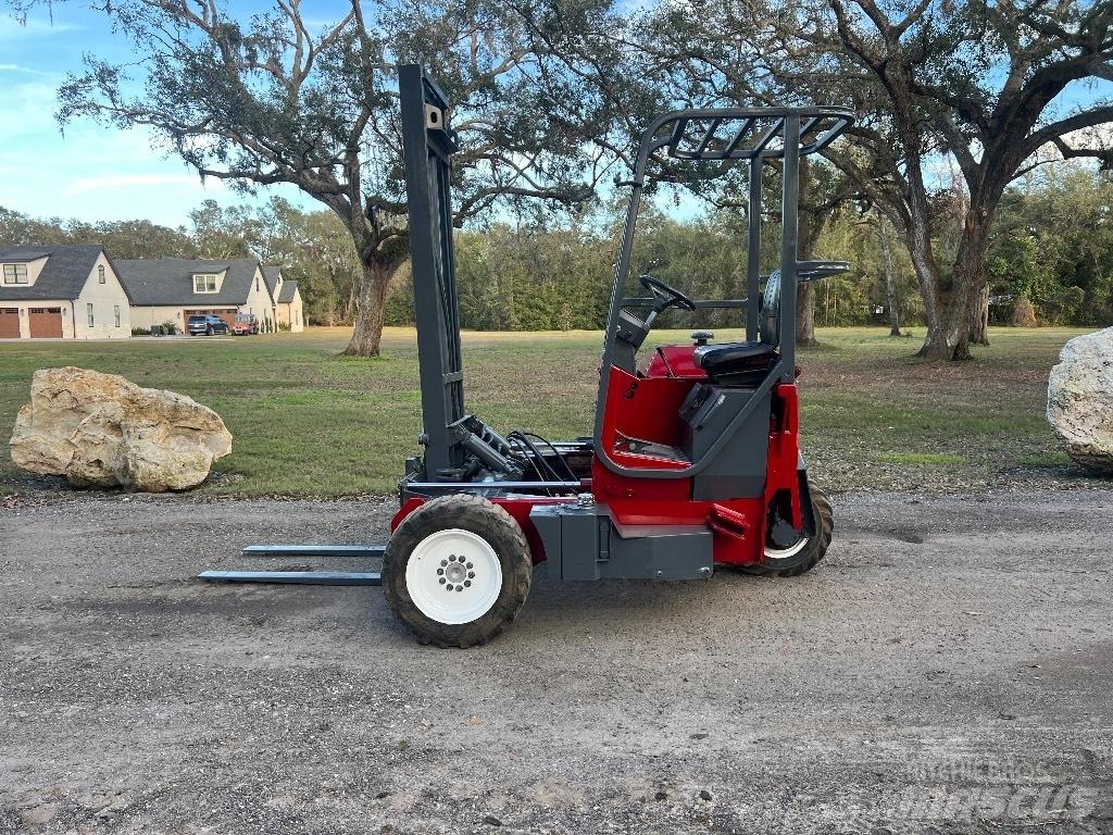 Moffett M4000 شاحنات الطرق الوعرة