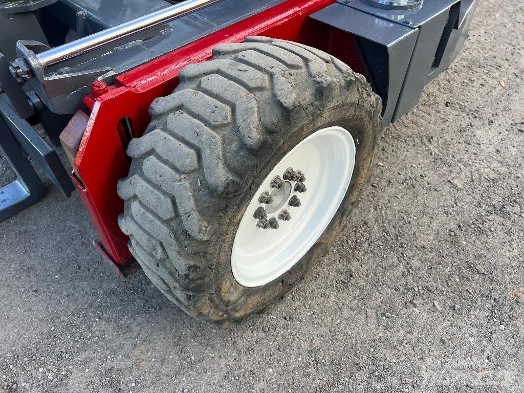 Moffett M4000 شاحنات الطرق الوعرة
