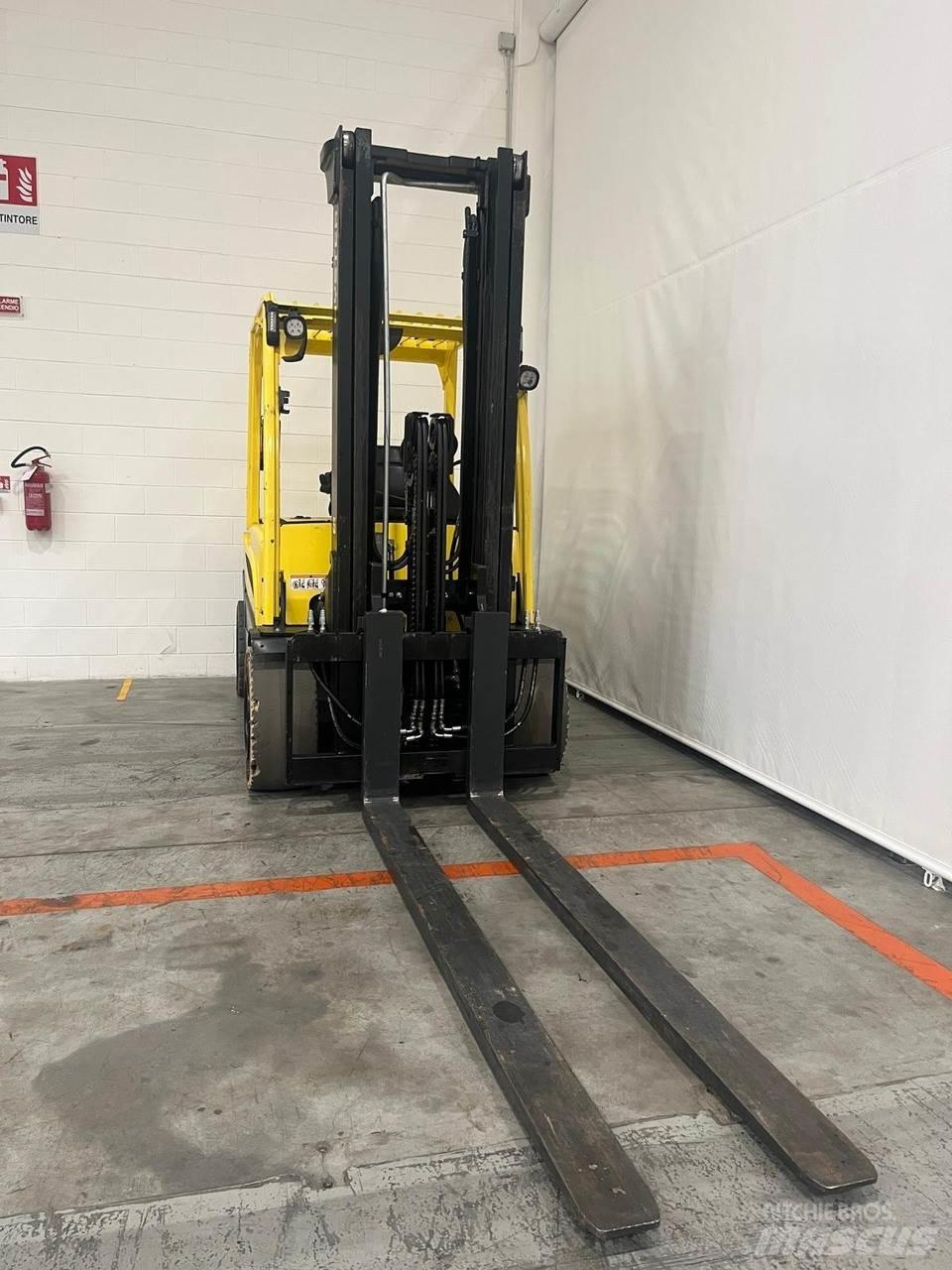Hyster J5.5XN6 شاحنات ذات رافعات شوكية تعمل بالكهرباء