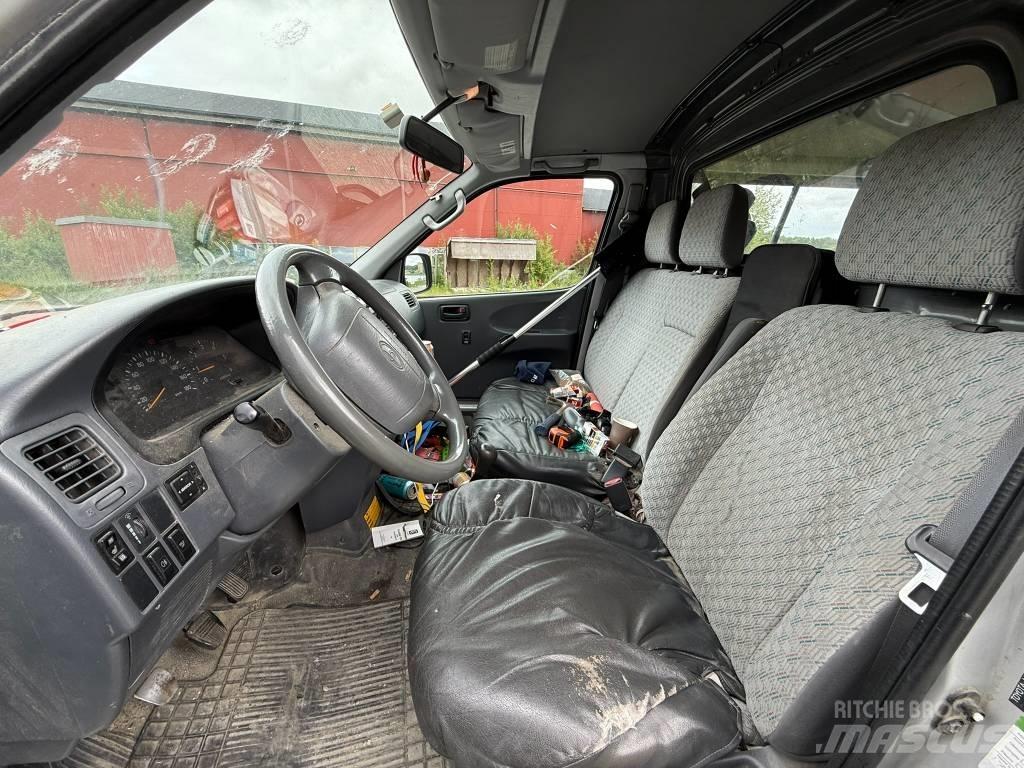 Toyota Hiace 4x4 شاحنة مقفلة