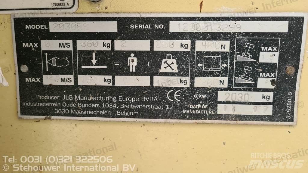 JLG 2030ES رافعات مقصية الشكل