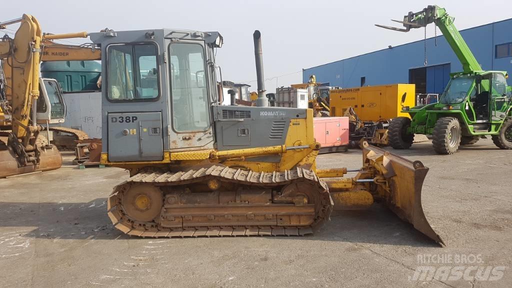 Komatsu D 38 P-1 بلدوزرات مجنزرة