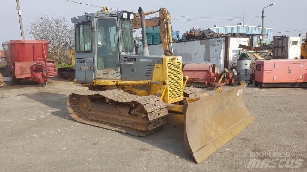 Komatsu D 38 P-1 بلدوزرات مجنزرة