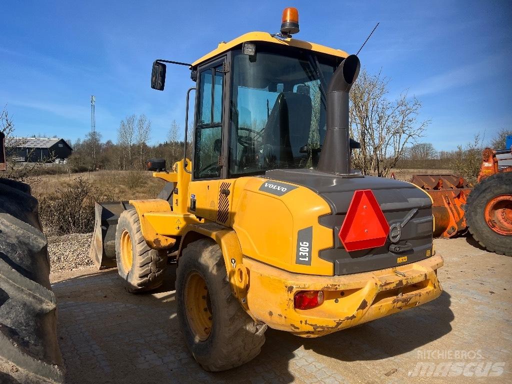 Volvo L 30 G لوادر بعجل