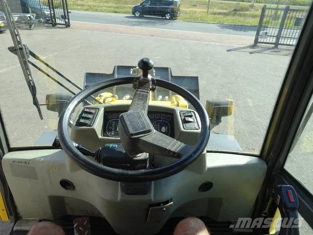 Komatsu WA65-3 لوادر بعجل