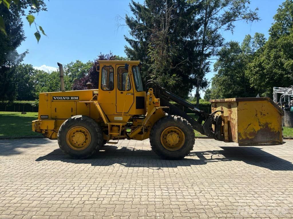 Volvo BM 4300 لوادر بعجل