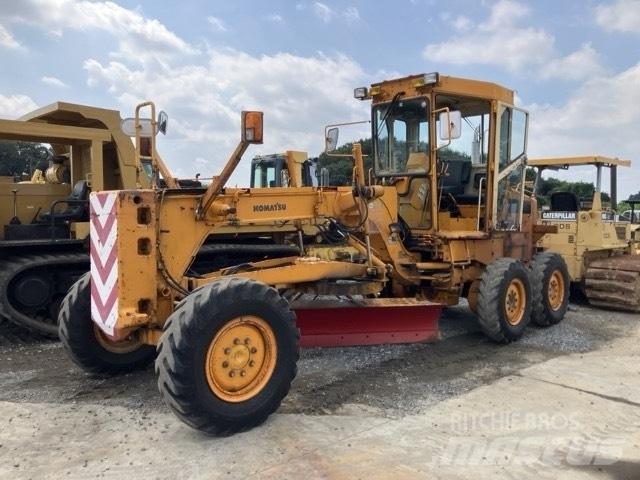 Komatsu GD 405 A-2 معدات تمهيد الطرق