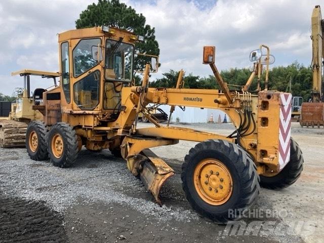 Komatsu GD 405 A-2 معدات تمهيد الطرق
