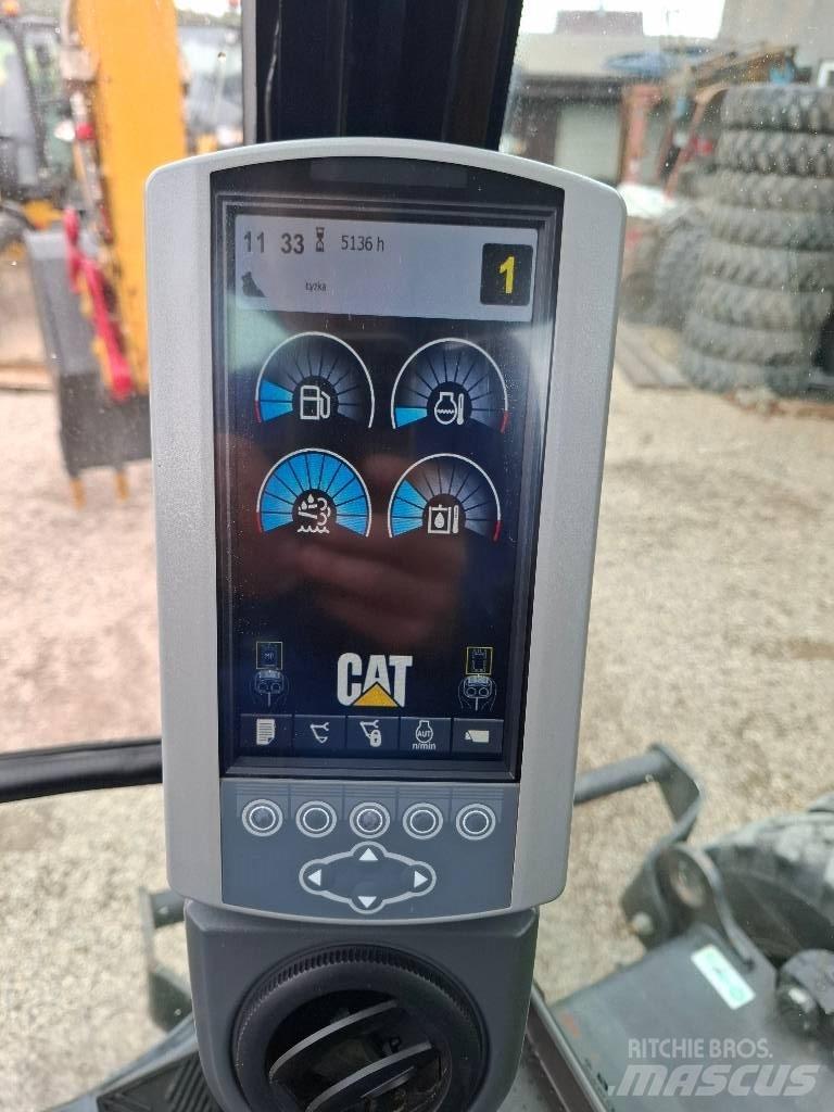 CAT 313 D حفارات بعجل