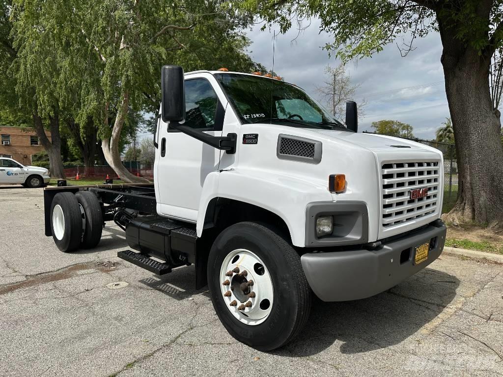 GMC Topkick C 6500 شاحنات بمقصورة وهيكل