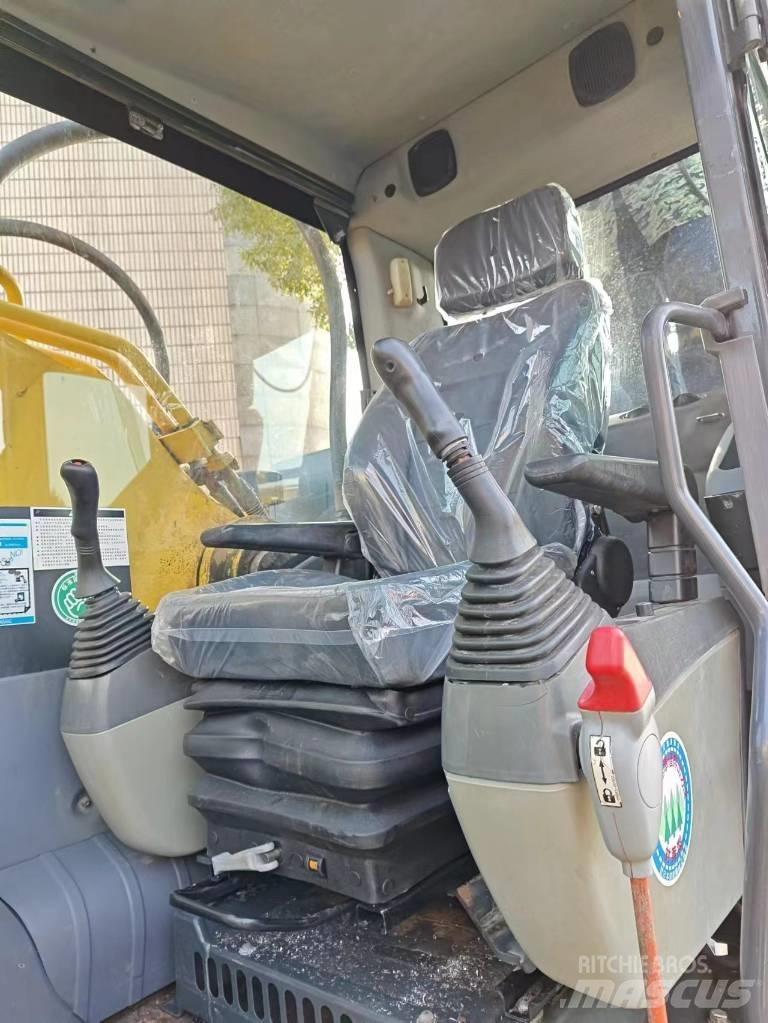 Hitachi ZX 200 حفارات زحافة