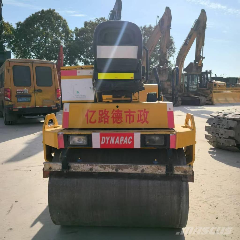 Dynapac CC 142 مداحل ثنائية الاسطوانة