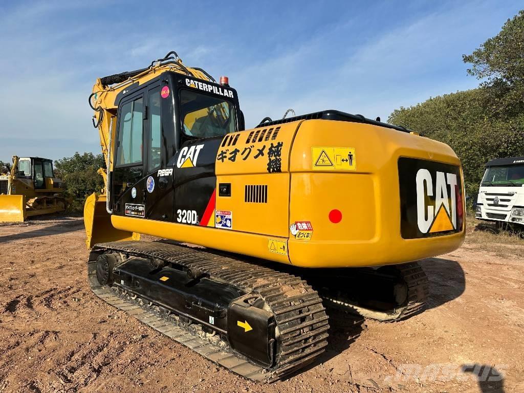 CAT 320 D L حفارات زحافة