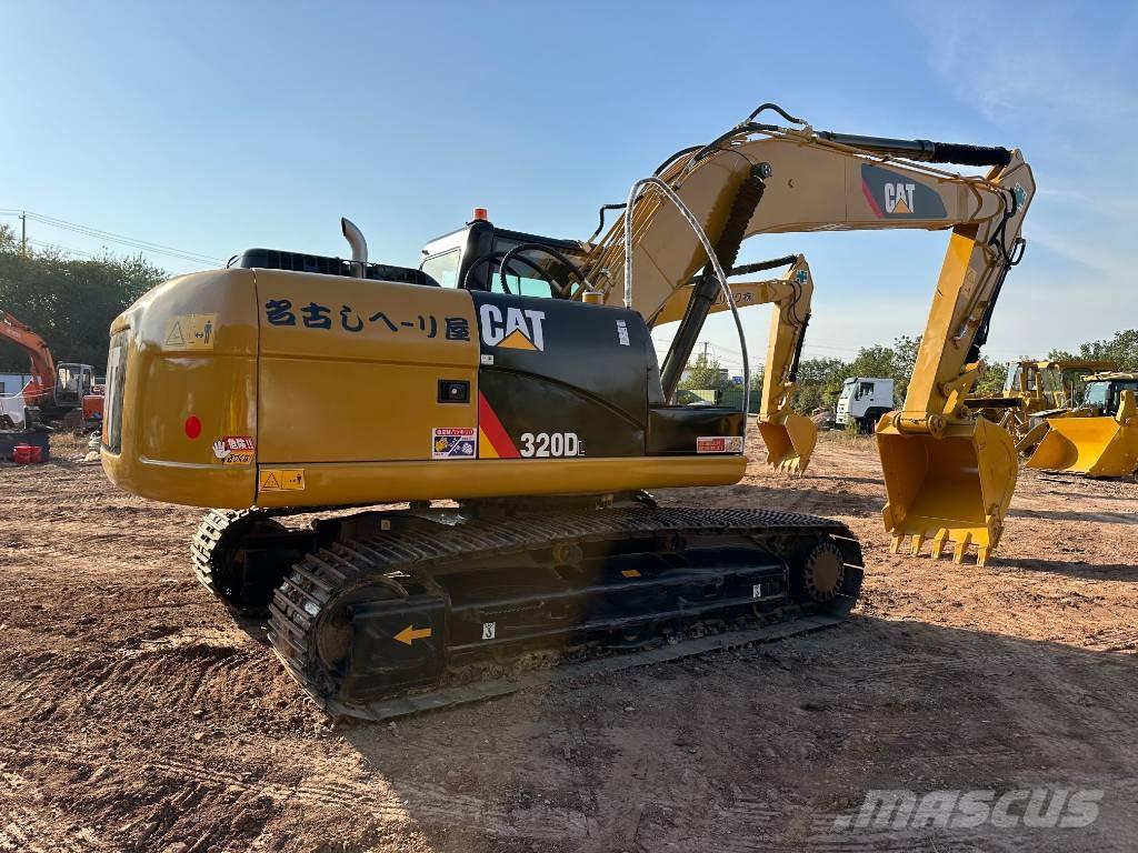 CAT 320 D L حفارات زحافة