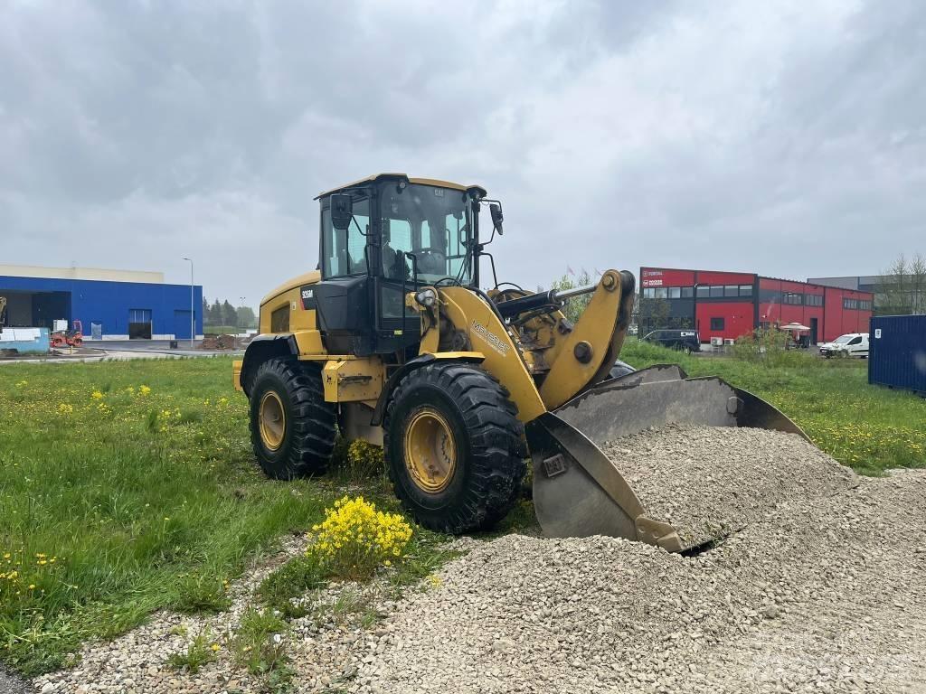 CAT 926M لوادر بعجل